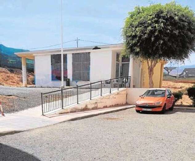 Imagen de la fachada del local municipal que varios jóvenes han convertido, de manera ilícita, en un gimnasio/C7.